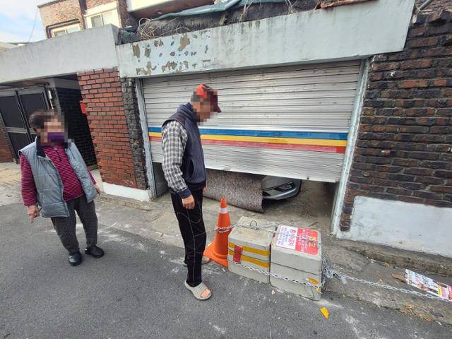 대구 수성구 범어동 한 주택가 도로에 도로 소유주가 콘크리트 블록과 쇠사슬로 도로 양쪽에 설치해 차량 및 보행사고가 이어지고 있다. 한 80대 노인이 차고지를 막은 블록을 망연자실하게 쳐다보고 있다. 김민규 기자 whitekmg@hankookilbo.com