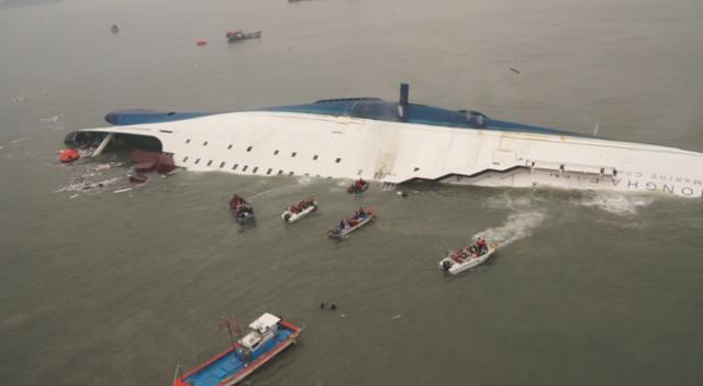 2014년 4월 16일 전남 진도군 관매도 인근 해상에서 인천에서 출발해 제주로 향하던 승객 447명과 승무원 24명을 태운 여객선 '세월호'가 좌초하고 있다. 세월호 참사로 304명이 사망하고, 142명이 상해를 입었다. 뉴시스