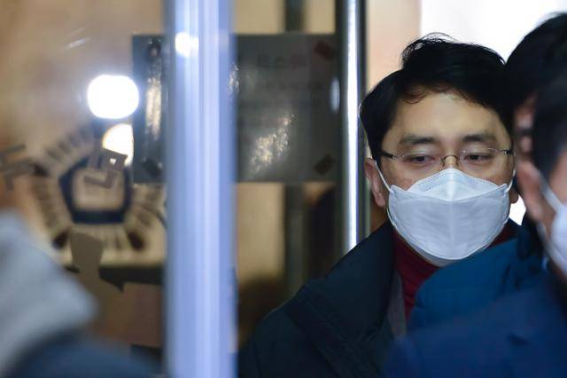 성폭행 의혹이 제기된 무소속 김병욱(포항남.울릉)의원이 11일 오후 공직선거법 위반과 관련 재판을 받기 위해 수행원들과 함께 대구지방법원 포항지원에 출석하고 있다. 뉴스1