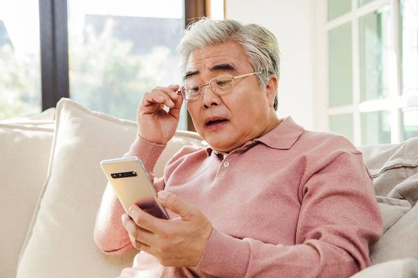 눈 앞이 뿌얘져 앞이 잘 안 보이는 증상이 나타난다면 백내장을 의심해볼 수 있다./사진=클립아트코리아