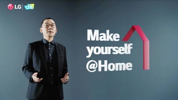 LG전자가 미국 동부시간 11일 'CES 2021'에서 프레스 콘퍼런스를 개최했다. 사진은 글로벌마케팅센터장 김진홍 전무가 '소중한 일상은 계속됩니다. LG와 함께 홈 라이프를 편안하게 누리세요'라는 주제로 연설하는 모습. [LG전자 ]