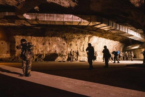 2019년 12월 19일 주한미군 23화학대대 소속 501 중대와 한국군 수도기계화사단 소속 장병들이 지난해 경기도 의정부시 소재 미군기지 캠프 스탠리 지하시설에서 북한 생화학무기 기지에 침투해 시설을 접수하는 모의 훈련을 하고 있다. [사진 주한미군]