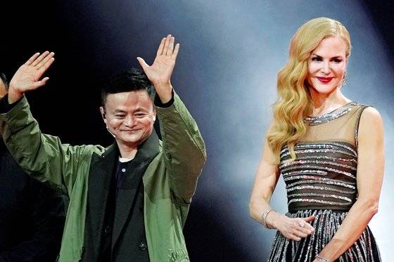마윈의 호시절. 2017년 중국 상하이 메르세데스 벤츠 아레나에서 열린 솽스이 쇼핑 전야제 무대다. 오른쪽은 니콜 키드먼. 로이터=연합뉴스