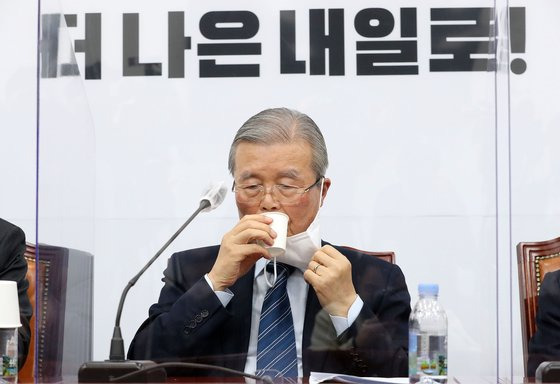 김종인 국민의힘 비대위원장이 11일 오전 서울 여의도 국회에서 열린 비상대책위원회의에서 모두발언을 마치고 물을 마시고 있다. 오종택 기자