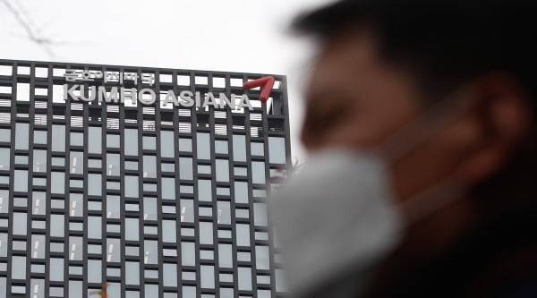 금호아시아나그룹으로부터 돈을 받고 회사에 불리한 자료를 일부 삭제해준 공정거래위원회 직원이 재판에 넘겨졌다./사진=뉴스1