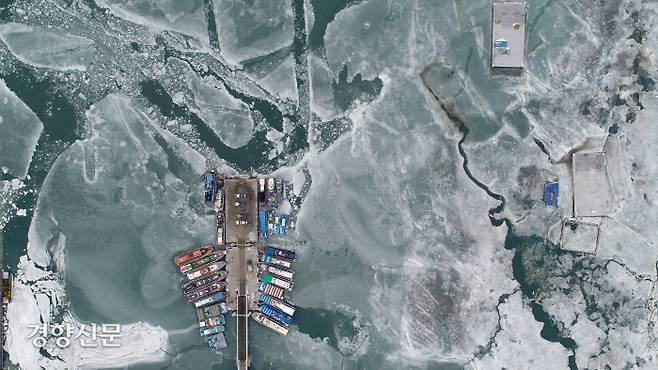 11일 오후 경기 화성시 전곡항 앞 바다가 얼어있다. / 화성｜권도현 기자