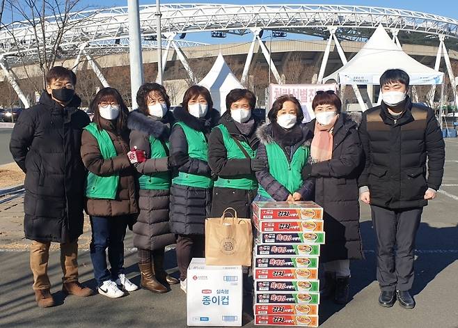 ▲ 수성구 고산2동 주민자치회와 새마을부녀회가 대구스타디움 임시 선별진료소를 방문해 간식을 전달한 후 기념촬영을 하고 있다. 수성구청 제공