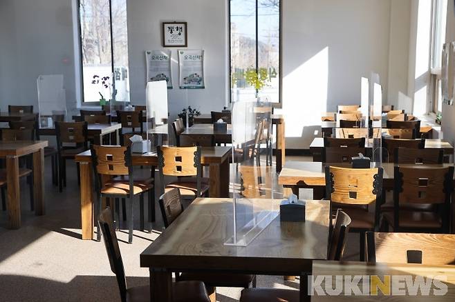 강원 양양군 포월농공단지 구내식당에 설치된 비말 차단용 투명 칸막이.(사진=양양군 제공)