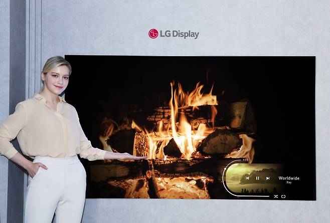 ▲LGD CES 2021 신규 소자 적용한 77인치 OLED TV 패널.(사진제공=LG디스플레이)