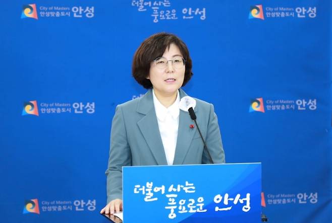 ▲김보라 안성시장이 11일 비대면 유튜브 브리핑을 통해 '시 조직개편과 정기인사'에 대해 설명하고 있다.