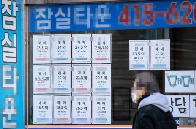 이사 비수기인 겨울에 접어들었지만 전세난은 이어지고 있다. 사진은 지난해 12월 서울 송파구 한 공인중개업소에 붙은 매물 정보. 연합뉴스