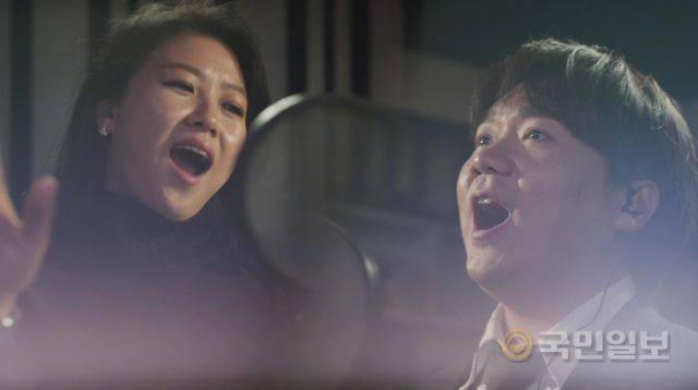 경북 포항시가 제작한 ’빛으로 불꽃으로‘ 메이킹 영상 캡처 화면. 강혜정 교수(사진 왼쪽)와 존노. 포항시 제공