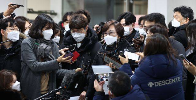 일본군 위안부 피해자들이 일본 정부를 상대로 낸 손해배상 청구 소송에서 처음으로 승소한 지난 8일 이나영 정의기억연대 이사장이 입장을 밝히고 있다. 서울중앙지법은 고(故) 배춘희 할머니 등 위안부 피해자 12명이 일본 정부를 상대로 제기한 손해배상 청구 소송에서 "원고들에게 1인당 1억원을 지급하라"고 원고 승소로 판결했다.  연합뉴스