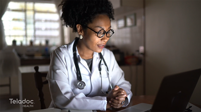 텔라닥(Teladoc) 소속 의료진이 환자와 원격으로 건강 체크를 하는 모습입니다. [자료=TeladocHealth.com]