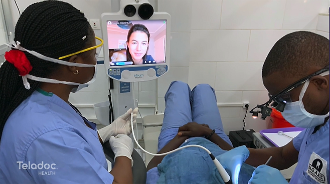 병원 의료진이 텔라닥(Teladoc) 을 이용해 원격으로 연결된 의사를 통해 시술을 하는 모습입니다. [자료=TeladocHealth.com]