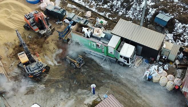 지난 6일 고병원성 조류인플루엔자(AI) 확진 판정이 나온 양계농장에서 방역 관계자들이 살처분 작업을 하는 모습[연합]