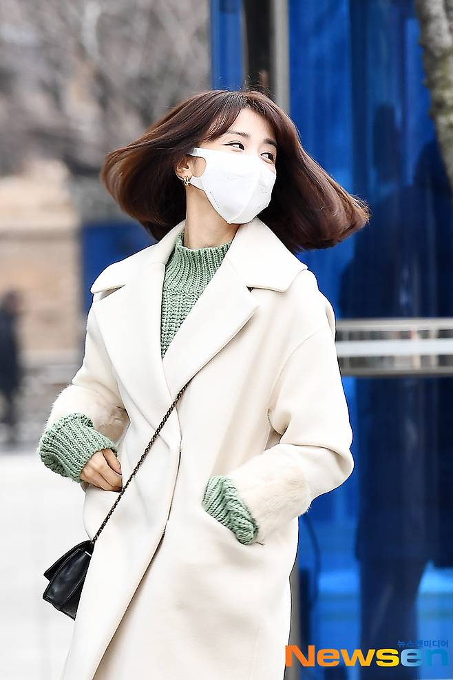 Actor Park Ha-sun enters the office building to host SBS Power FM Cinetown of Park Ha-sun held in SBS Mokdong, Seoul Yangcheon District on January 11th.