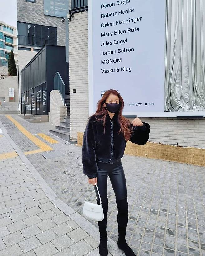 Actor Lee Si-young has reported on the latest.Lee Si-young posted several photos on his Instagram on January 11 with black heart emojis.Lee Si-young in the public photo is wearing a black per jacket, leather pants, and long boots. He wears a black mask and emits a chic charm in all black fashion.The bold fashion was also perfect and caught the eye.On the other hand, Lee Si-young has appeared on MBC entertainment Point of omniscient Interference broadcast on the 9th.