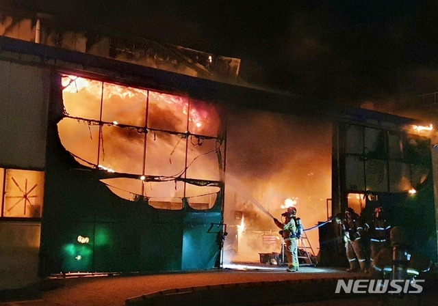 [울산=뉴시스] 박수지 기자 = 11일 오전 1시 50분께 울산시 울주군 원산리 한 소형선박 제조 공장에서 불이나 소방당국이 진화작업을 벌이고 있다. 2021.01.11.(사진=울산소방본부 제공) photo@newsis.com