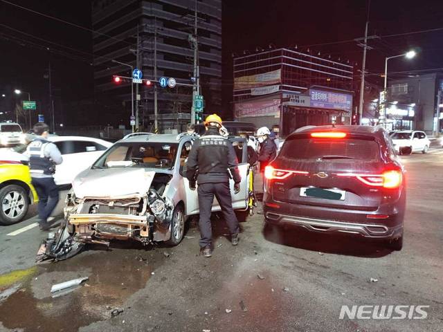 [원주=뉴시스]김동현 기자 = 10일 오후 6시 22분께 강원 원주시 단구동 도로에서 경차와 1t화물차 등이 3중 추돌해 소방대원들이 구조에 나서고 있다. 2021.01.11. (사진=원주소방서 제공) photo@newsis.com