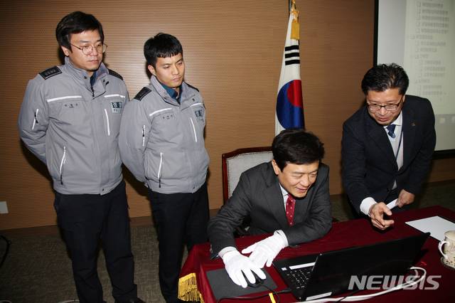 [청주=뉴시스] 인진연 기자 = 김병우 충북도교육감이 도교육청 사랑관 세미나실에서 청주시 평준화 고교 배정 전산 추첨을 하는 모습. (사진=충북도교육청 제공) 2020.01.20 photo@newsis.com