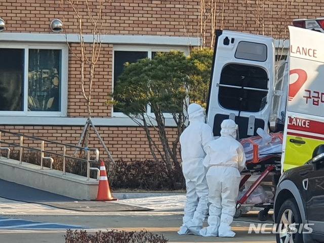 [청주=뉴시스] 임선우 기자 = 19일 코로나19 집단 감염이 발생한 충북 청주시 참사랑노인요양원에서 의료진이 확진자를 이송하고 있다. 2020.12.19. imgiza@newsis.com