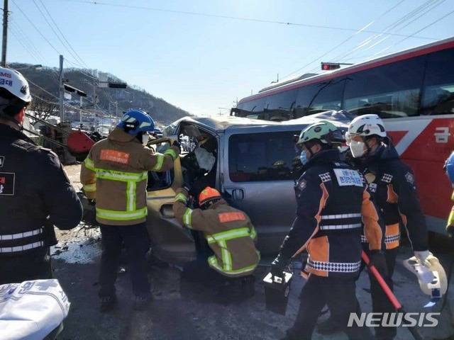 [원주=뉴시스]김동현 기자 = 8일 오후 1시 21분께 강원 원주시 소초면 장양리 도로에서 고속버스와 화물차, 승합차 등이 3중 추돌해 소방대원들이 구조에 나서고 있다. 2021.01.08. (사진=원주소방서 제공) photo@newsis.com