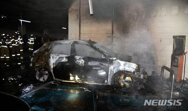 [대구=뉴시스] 지난해 10월 대구 달성군 유가읍 봉리의 한 아파트 지하주차장에서 전기차에 화재가 난 모습. (사진=뉴시스 DB) 2021.01.11