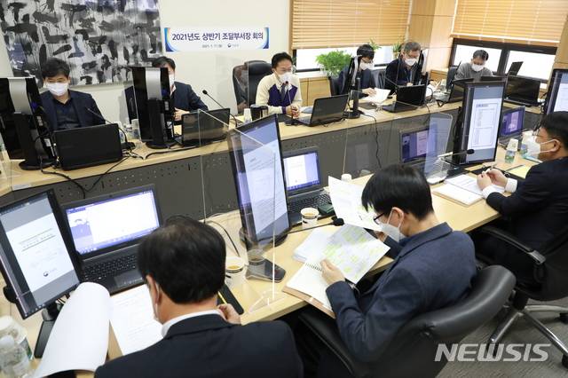 [대전=뉴시스] 김정우 조달청장이 11일 본청 부서장과 13개 지방조달청장, 소속 기관장 등이 참석한 '2021 상반기 조달부서장 온라인 회의'를 주재하고 있다.