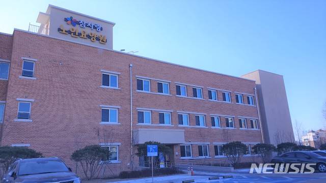 [청주=뉴시스] 임선우 기자 = 신종 코로나바이러스 감염증(코로나19) 집단 감염이 발생한 충북 청주시 서원구 미평동 참사랑노인요양원. imgiza@newsis.com