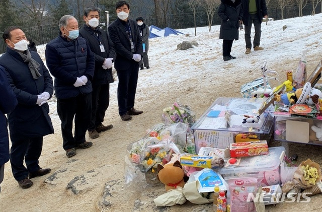 정동균 양평군수(왼쪽 첫번쨰)가 서종면 '정인이 묘'를 찾았다