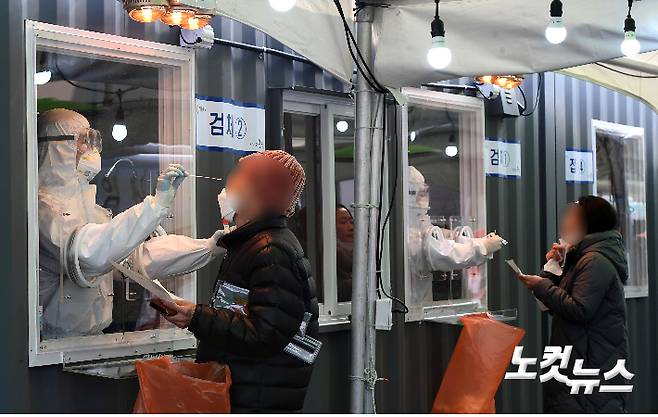 임시선별소에서 코로나19 의료진이 검체 채취를 하고 있다. 황진환 기자
