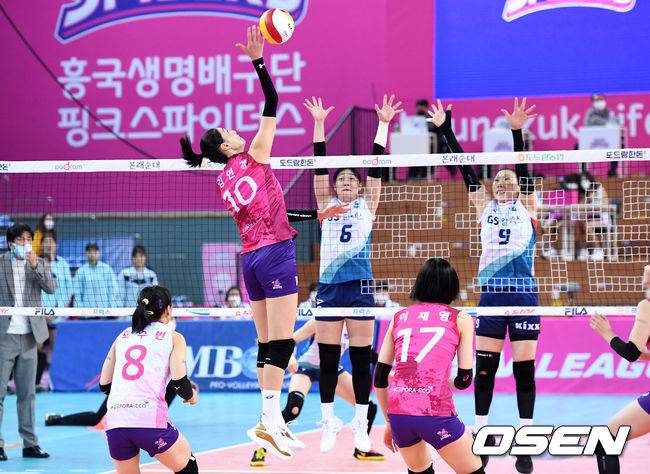 [OSEN=인천, 이대선 기자]4세트 흥국생명 김연경이 GS칼텍스의 블로킹 벽을 피해 공격을 시도하고 있다. /sunday@osen.co.kr