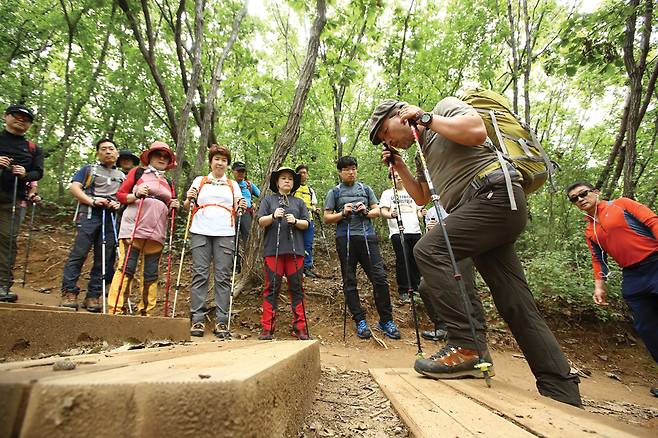 등산스틱을 사용하면 무릎 관절 보호에 도움이 된다. 사진은 등산스틱 사용법을 강의하고 있는 윤치술 교장.