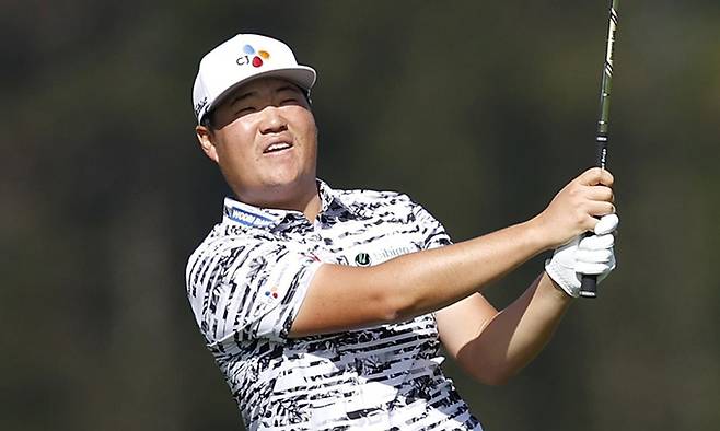 임성재가 11일 미국 하와이주 마우이의 카팔루아 플랜테이션 코스에서 열린 PGA 투어 센트리 토너먼트 오브 챔피언스 최종라운드 4번 홀에서 아이언샷을 한 뒤 타구를 바라보고 있다. 마우이=AFP연합뉴스