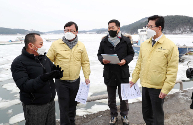 양승조(사진 오른쪽 첫번째) 충남도지사가 11일 서산 지곡면 중왕리를 방문해 어촌 한파 피해 현장을 살피고 있다. 사진제공=충남도