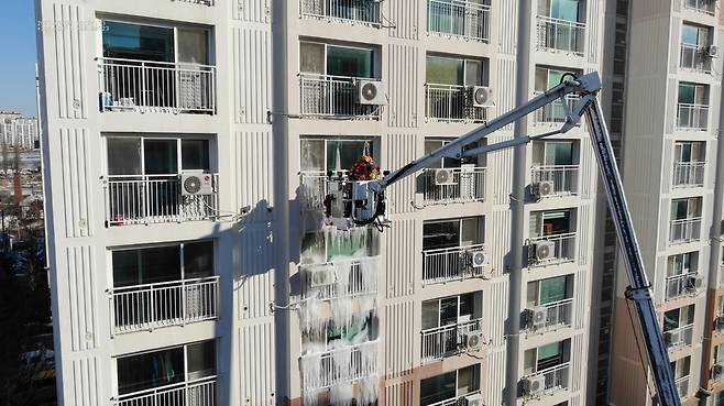 고드름 제거하는 구조대원 [진천소방서 제공. 재판매 및 DB 금지]