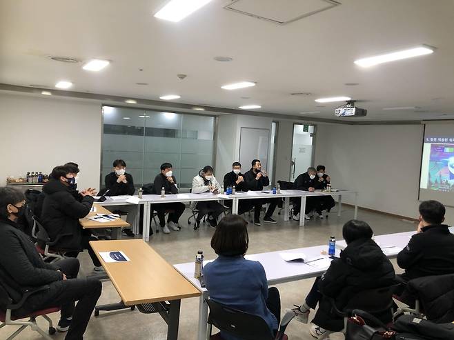 11일 배구연맹 기술위원회에 참석한 프로배구 12개 구단 감독들 [한국배구연맹 제공. 재판매 및 DB 금지]