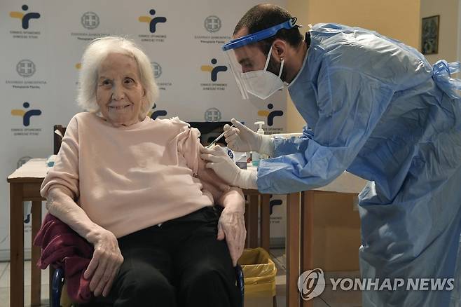 코로나19 백신 접종 시작한 그리스 (아테네 EPA=연합뉴스) 그리스 수도 아테네 북부 교외에 있는 한 요양원에서 지난 4일(현지시간) 한 노인이 신종코로나바이러스감염증(코로나19) 백신 주사를 맞고 있다. 그리스는 이날부터 노년층을 대상으로 코로나19 백신 접종에 착수했다. jsmoon@yna.co.kr[연합뉴스 자료사진]