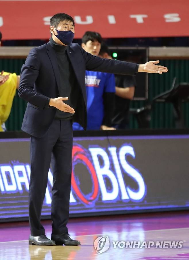 심판 판정에 어필하는 삼성 이상민 감독 (서울=연합뉴스) 임헌정 기자 = 11일 서울 송파구 잠실학생체육관에서 열린 2020-2021 프로농구 SK 대 삼성 경기.     삼성 이상민 감독이 심판 판정에 항의하고 있다. 2021.1.11 kane@yna.co.kr