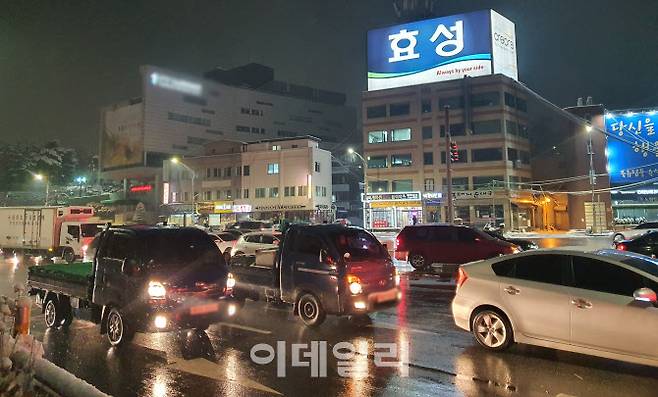 대설주의보가 내린 12일 오후 서울 동작구 한 도로에서 차량들이 서행하고 있다. (사진=공지유 기자)