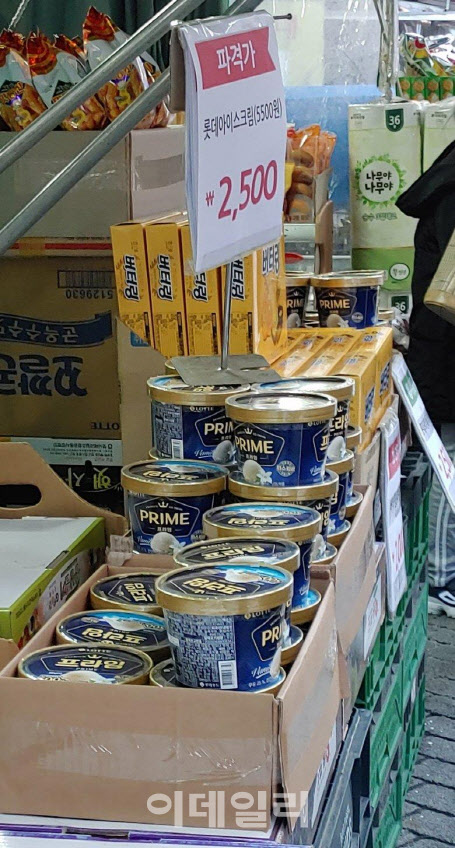 서울 성북구 한 동네 소형마트에서 계속되는 ‘북극 한파’에 냉동 보관해야 하는 아이스크림 제품을 야외 매대에 꺼내놓고 할인 판매를 하고 있다.(사진=독자제보)