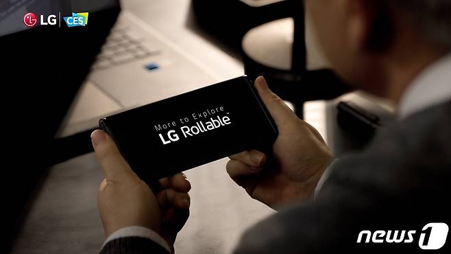 LG전자가 화면 크기를 늘리고 줄일 수 있는 LG 롤러블을 영상으로 일부 공개했다. (LG전자 제공) 2021.1.11/뉴스1