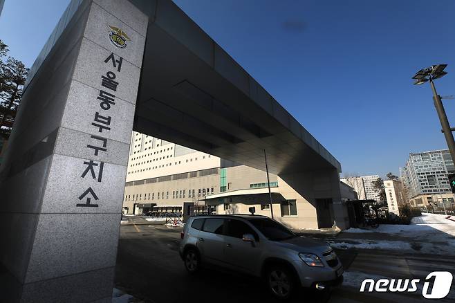 서울 동부구치소에서 강원 영월교도소로 이감된 재소자 11명이 코로나19 확진 판정을 받았다. 지난 10일 오후 송파구 서울동부구치소에서 한 차량이 정문을 나서고 있다. 2021.1.10/뉴스1 © News1 구윤성 기자