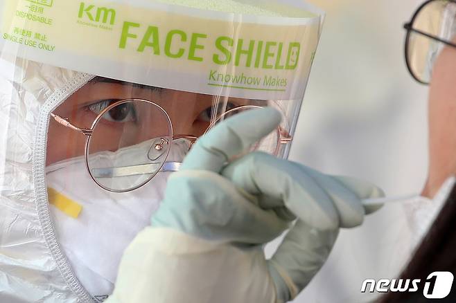 신종 코로나바이러스 감염증(코로나19) 의료진이 시민의 검체를 채취하고 있다. /뉴스1