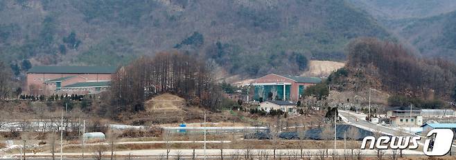 11일 경북 상주시 화서면 상용리 봉황산 자락에 위치한 BTJ열방센터. 최근까지 이곳을 다녀간 신도 2800여 명 가운데 지난 9일까지 전국 9개 시·도에서 505명이 신종 코로나바이러스 감염증(코로나19) 확진 판정을 받았지만 나머지 신도 상당수가 진단검사를 거부해 방역당국이 어려움을 겪고 있다. 2021.1.11/뉴스1 © News1 공정식 기자