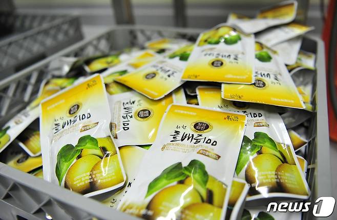 강원 화천군농산물종합가공지원센터에서 생산된 돌배즙. (화천군 제공)© 뉴스1