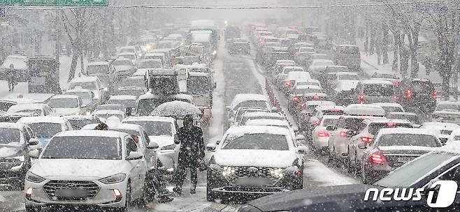 폭설이 내리고 있는 12일 오후 서울 서초구 교대역 인근 도로가 폭설로 인해 교통체증을 보이고 있다. 2021.1.12/뉴스1 © News1 임세영 기자