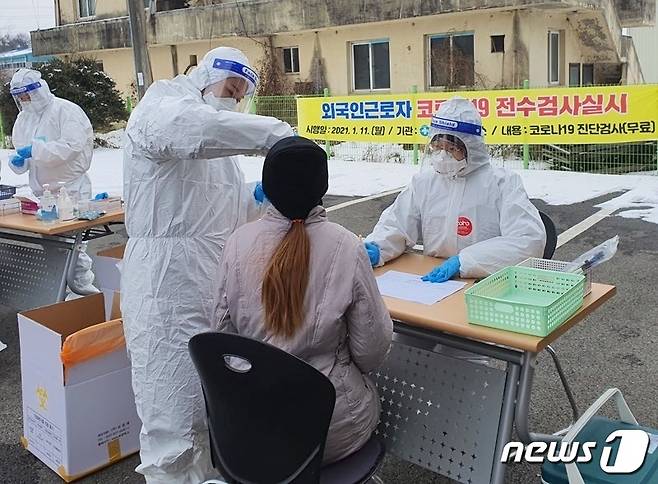 나주시 보건소는 11일 동수농공단지에 임시선별진료소를 설치하고 외국인 근로자 315명에 대한 코로나19 전수검사를 실시했다. © News1 박영래 기자