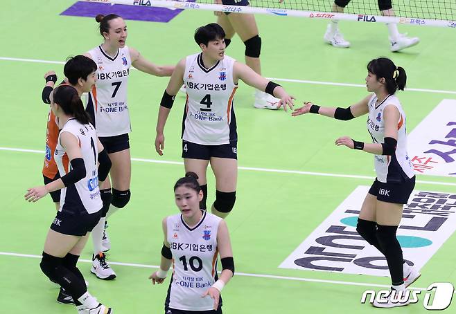 12일 오후 경기도 수원시 장안구 수원실내체육관에서 열린 프로배구 '2020-2021 도드람 V-리그' 여자부 현대건설과 기업은행의 경기에서 득점에 성공한 기업은행 선수들이 기뻐하고 있다. 2021.1.12/뉴스1 © News1 이재명 기자